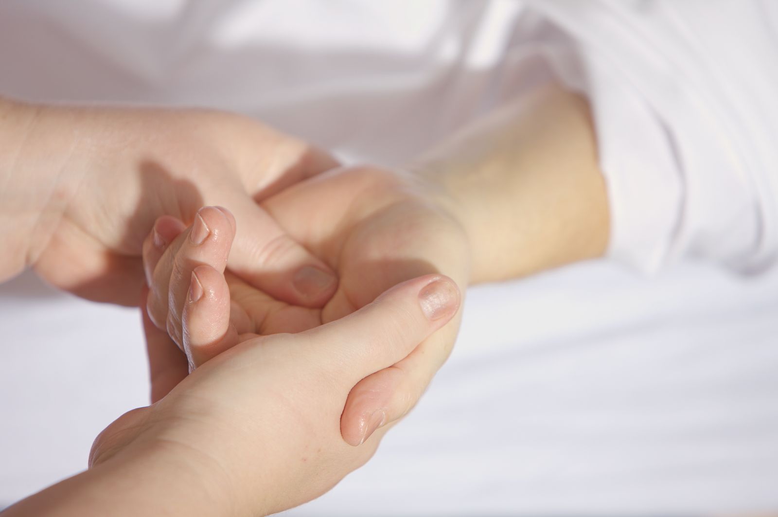 Behandlung mit den Händen: ruhige, sanfte Handgriffe während einer Sitzung